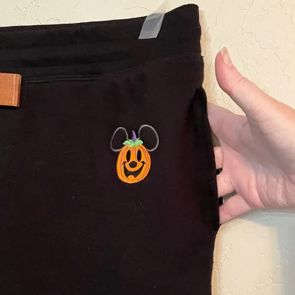 🎃Host Pick🎃Disney Halloween Joggers From 2021 Season, size 2xl - Picture 6 of 16